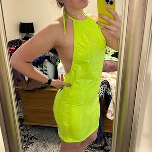 Neón green dress